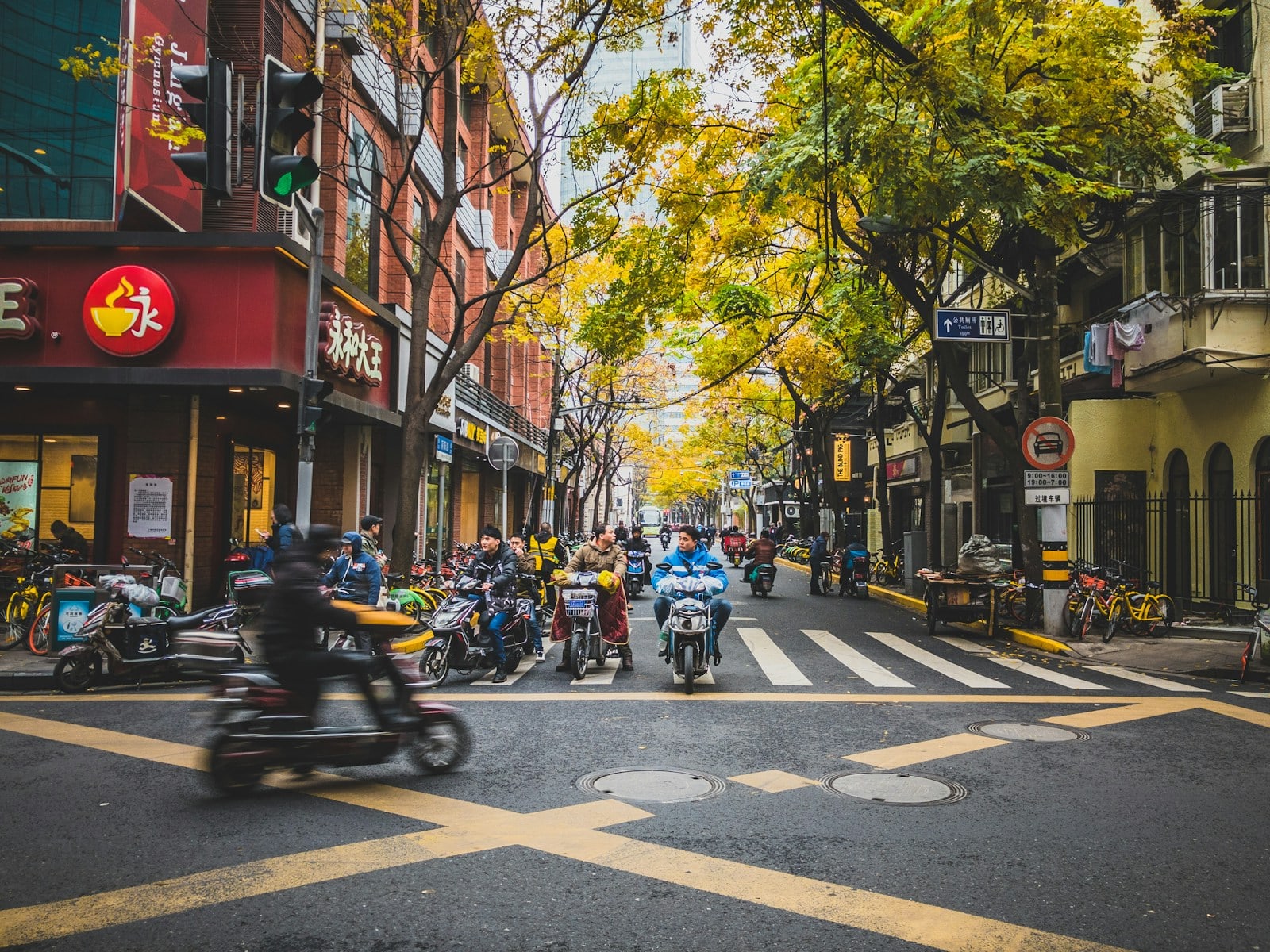 人们穿行于上海的日常街道